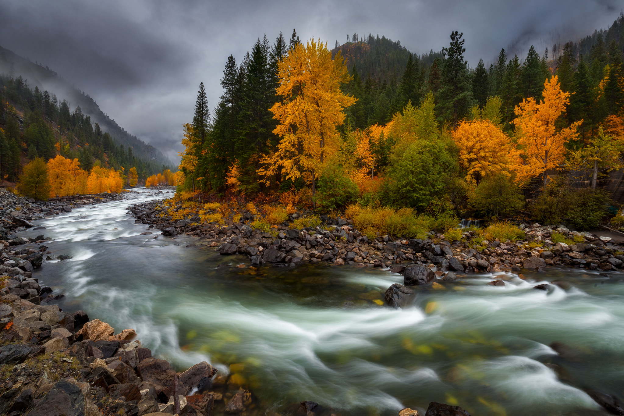 Золотая осень горы река