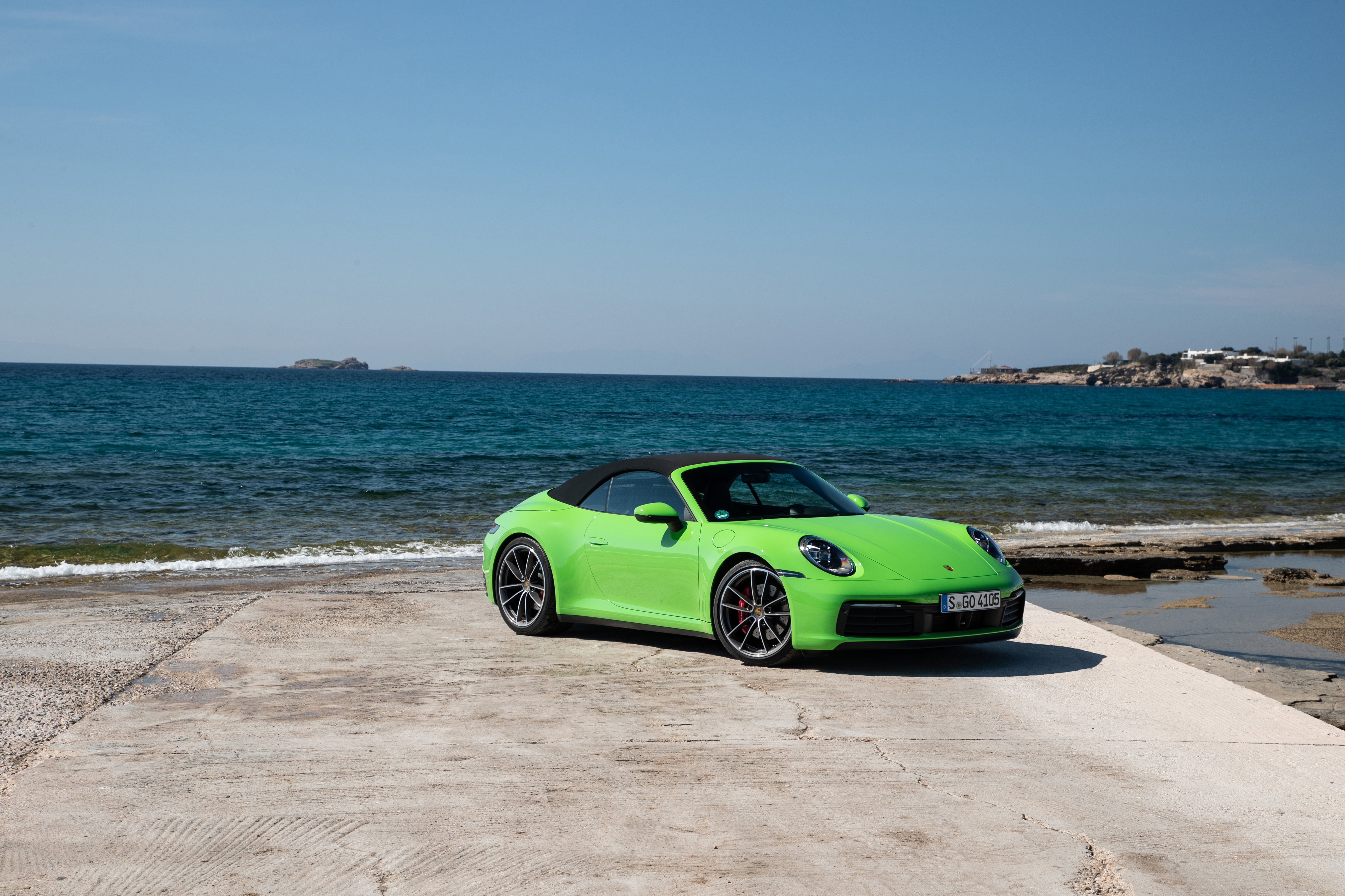 Зеленый автомобиль на дороге. Порше 911 зеленый. Порше Каррера зеленый. Porsche 911 Carrera 4s Green. Порше 911 992 кабриолет.