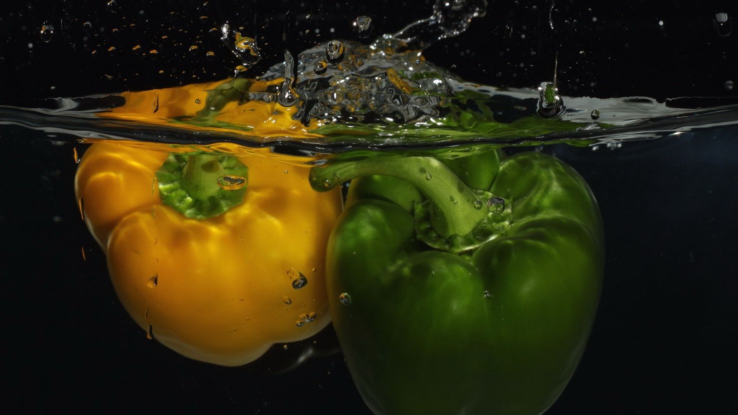 Water pepper. Овощи в воде. Помидор в воде. Овощи фрукты на черном фоне. Овощи на темном фоне.