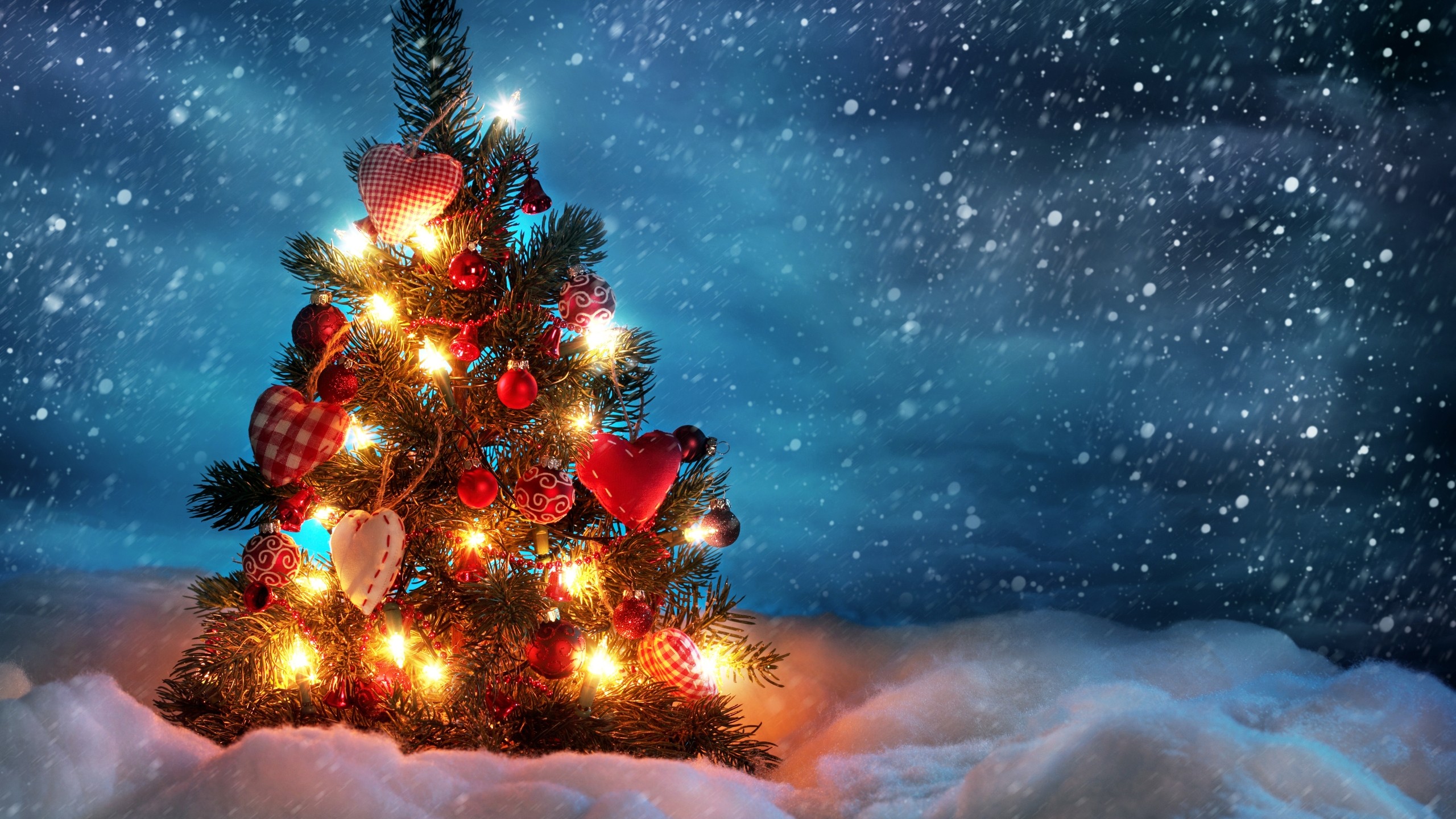 Скачати мобільні шпалери Зима, Сніг, Різдво, Свято, Різдвяна Ялинка, Різдвяні Прикраси безкоштовно.