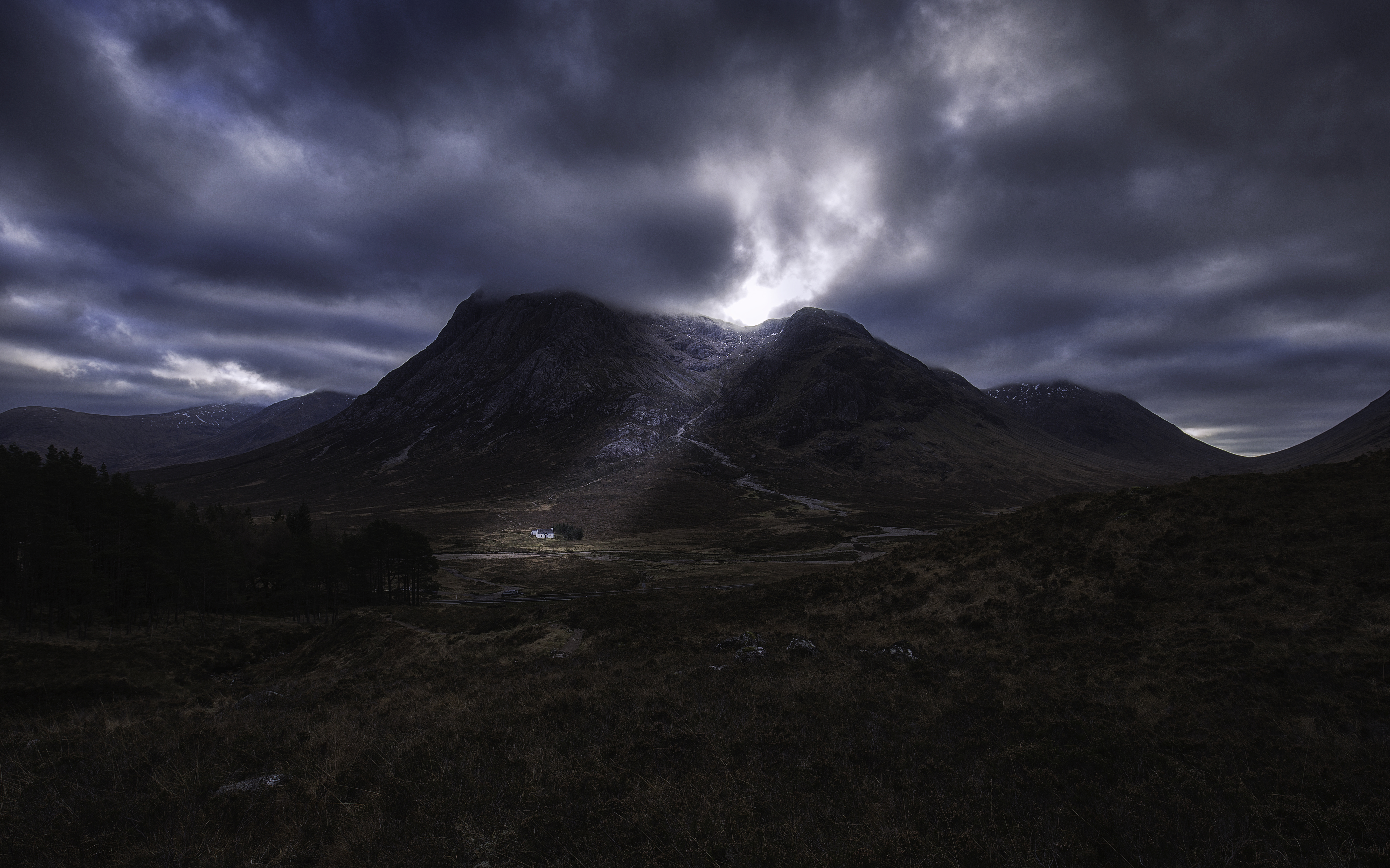 83382 скачать обои шотландия, природа, облака, гора, вершина, туман - заставки и картинки бесплатно