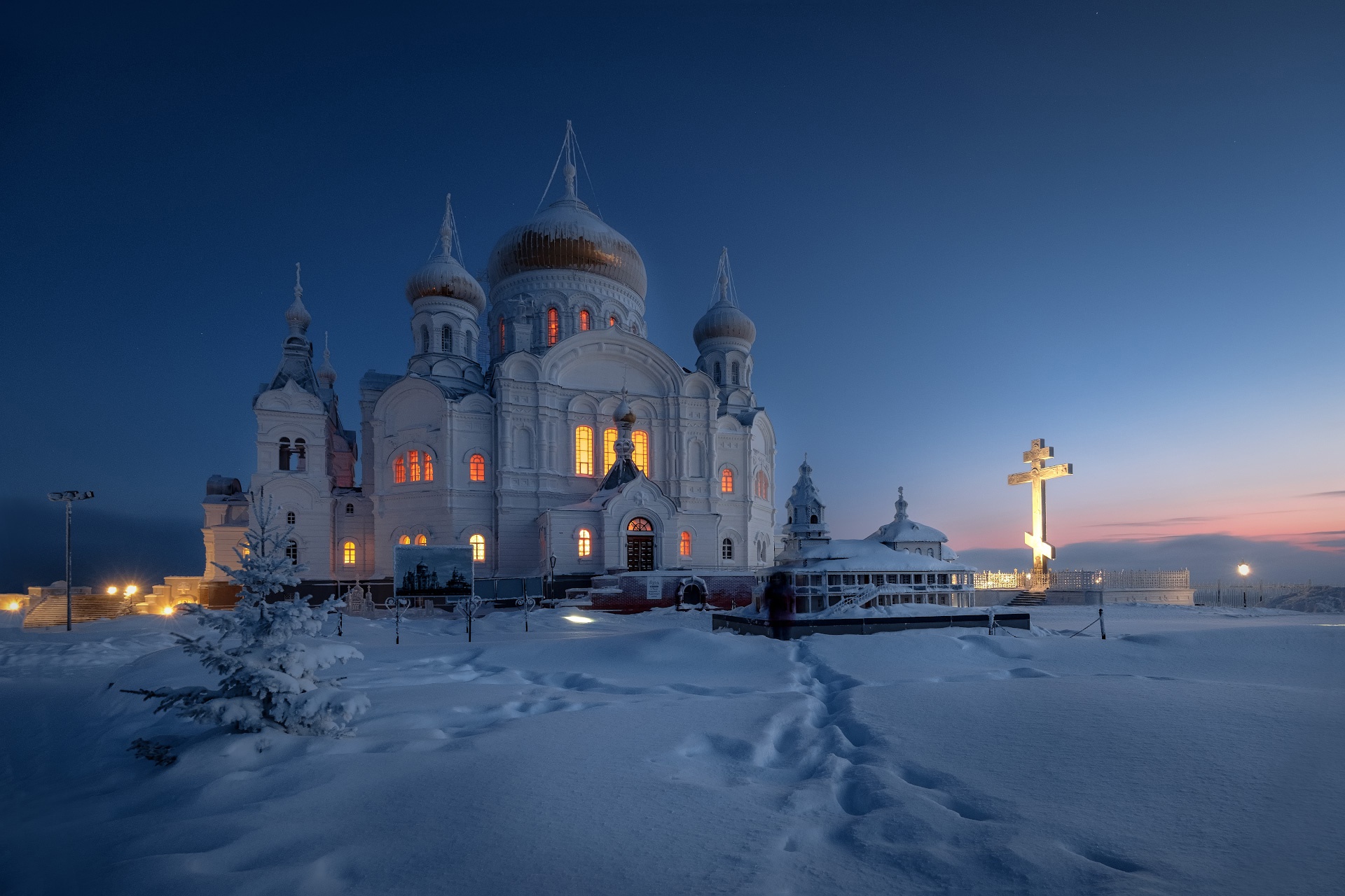 Храм зимой ночью