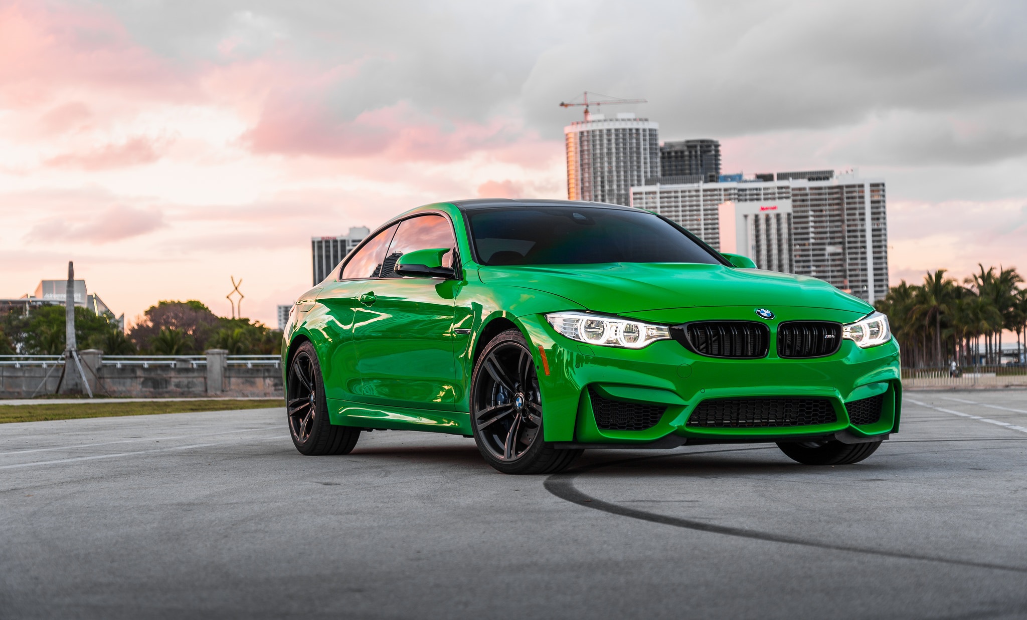 Зеленая м5. BMW m4 Green. БМВ м4 зеленая. БМВ м4 ф82 зеленая. БМВ м4 салатовая.