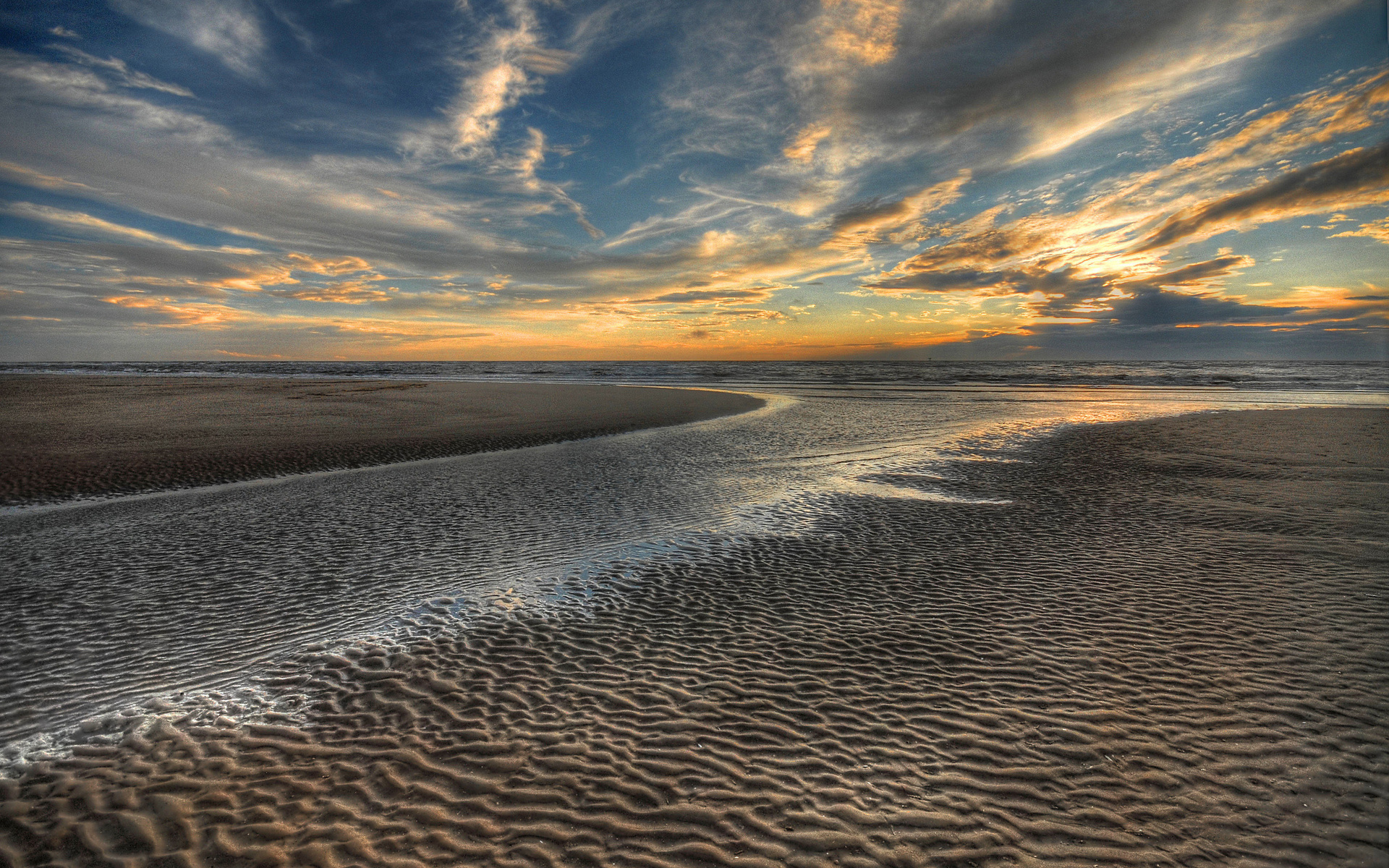 Песок на берегу