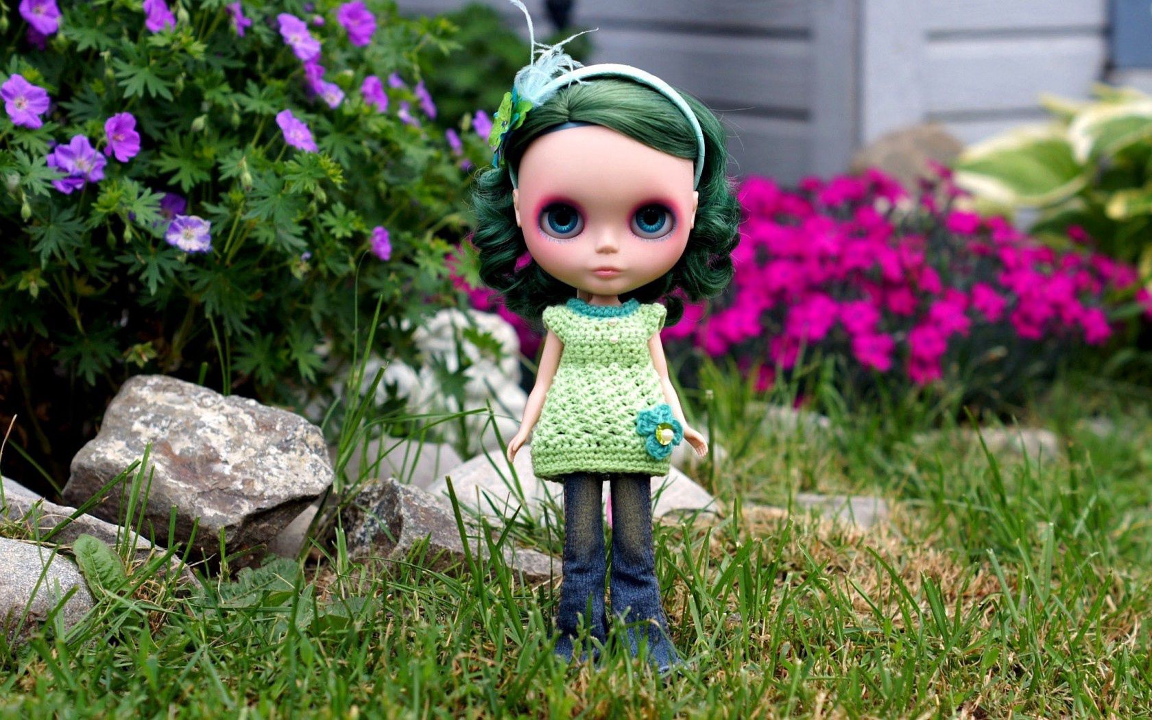 Кукла с зелеными волосами