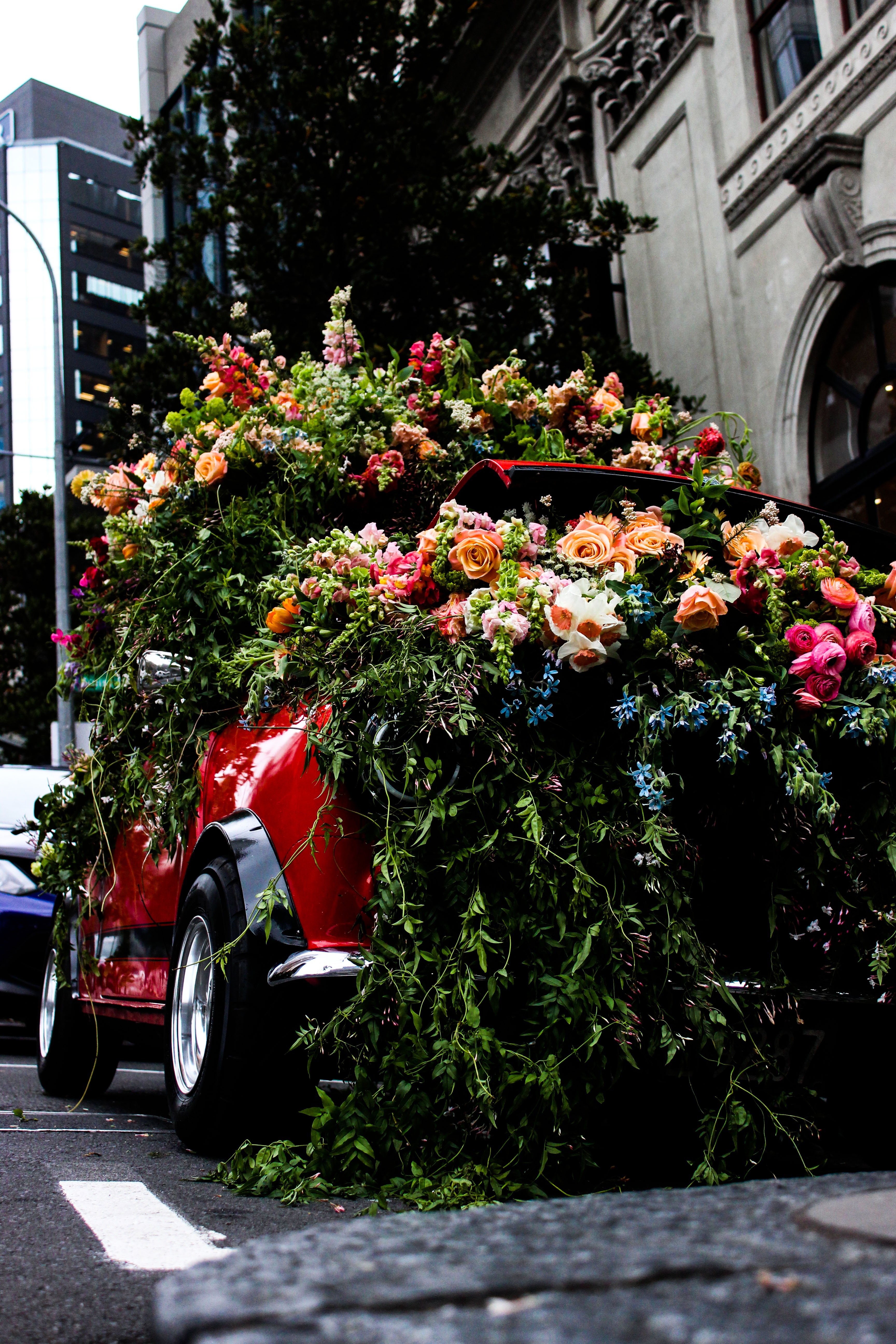 Handy-Wallpaper Wagen, Blumen, Auto, Bouquets kostenlos herunterladen.