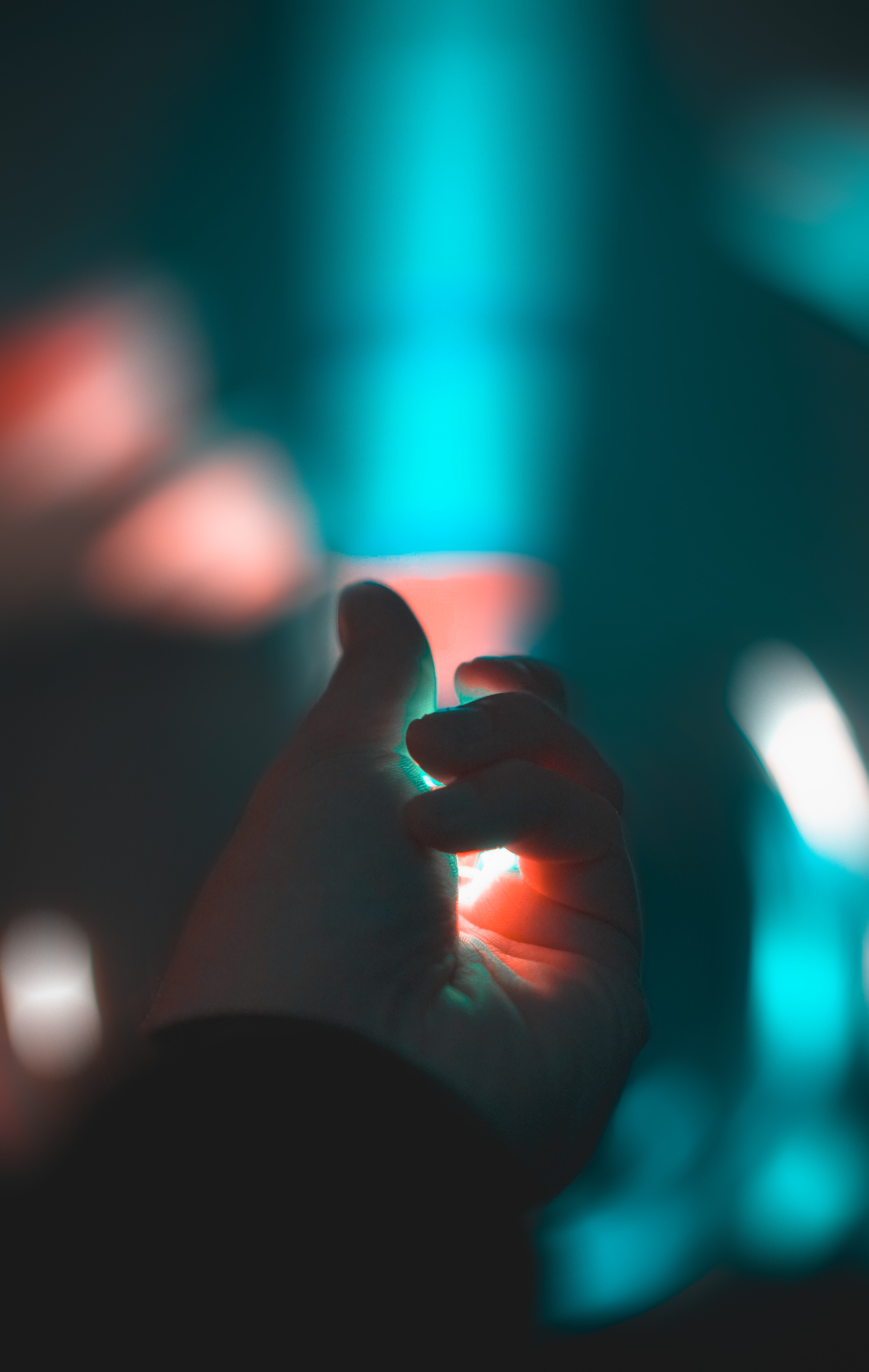 Download mobile wallpaper Miscellaneous, Hand, Fingers, Smooth, Miscellanea, Blur, Dark for free.