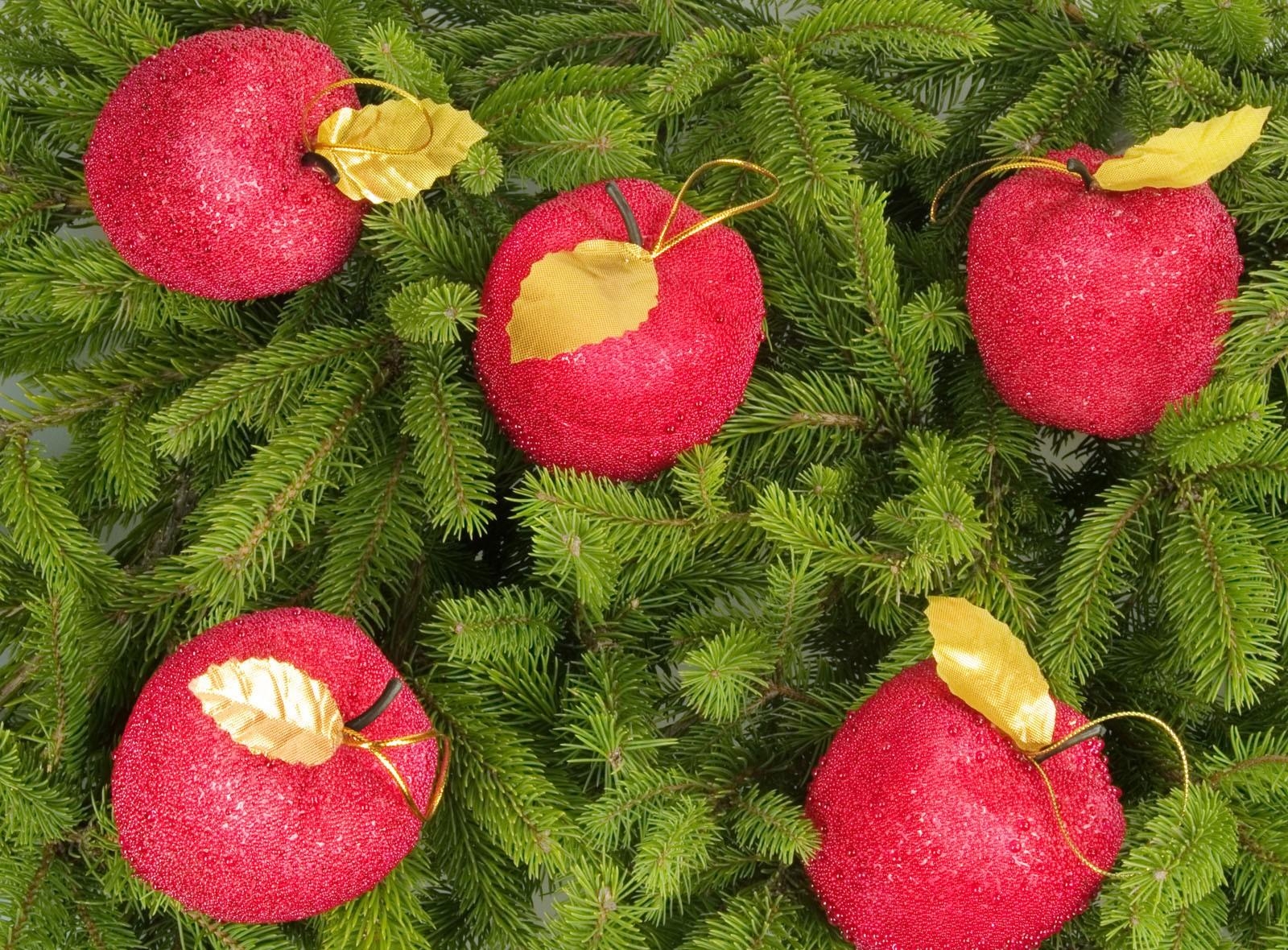 155309 Hintergrundbild herunterladen feiertage, nadeln, neujahr, äpfel, weihnachten, neues jahr, urlaub, geäst, zweige, weihnachtsschmuck, weihnachtsbaum spielzeug, weihnachtsbaum - Bildschirmschoner und Bilder kostenlos