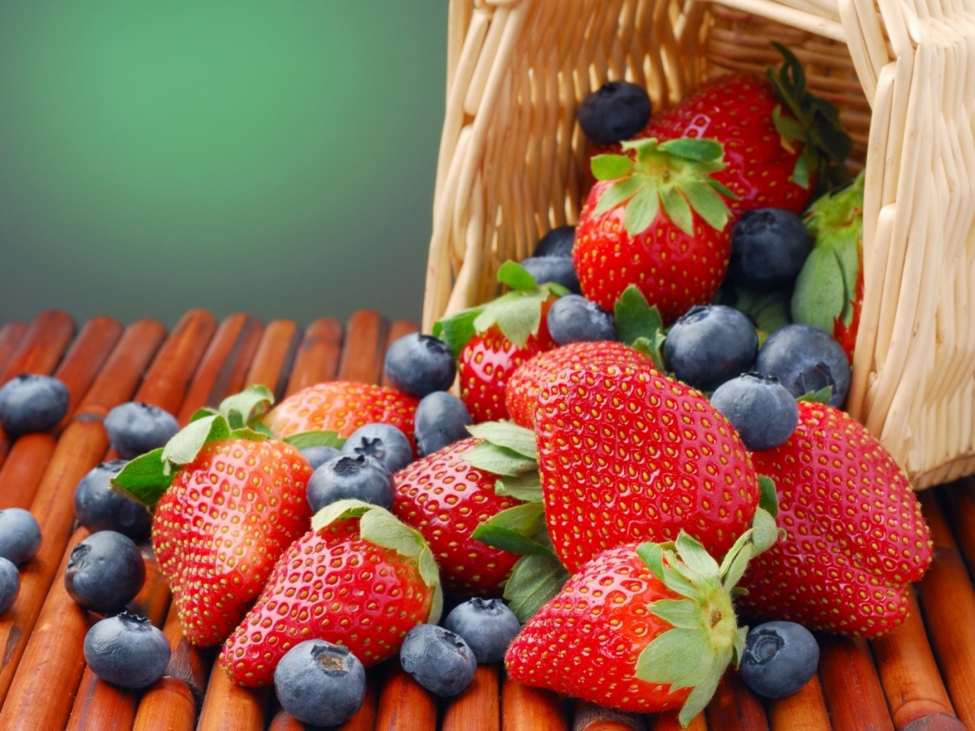 41962 Hintergrundbild herunterladen pflanzen, lebensmittel, erdbeere, berries - Bildschirmschoner und Bilder kostenlos