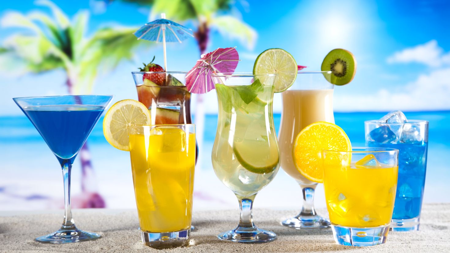 Новый напиток лета. Тропический коктейль. Освежающие коктейли. Летние освежающие коктейли. Прохладительные напитки.