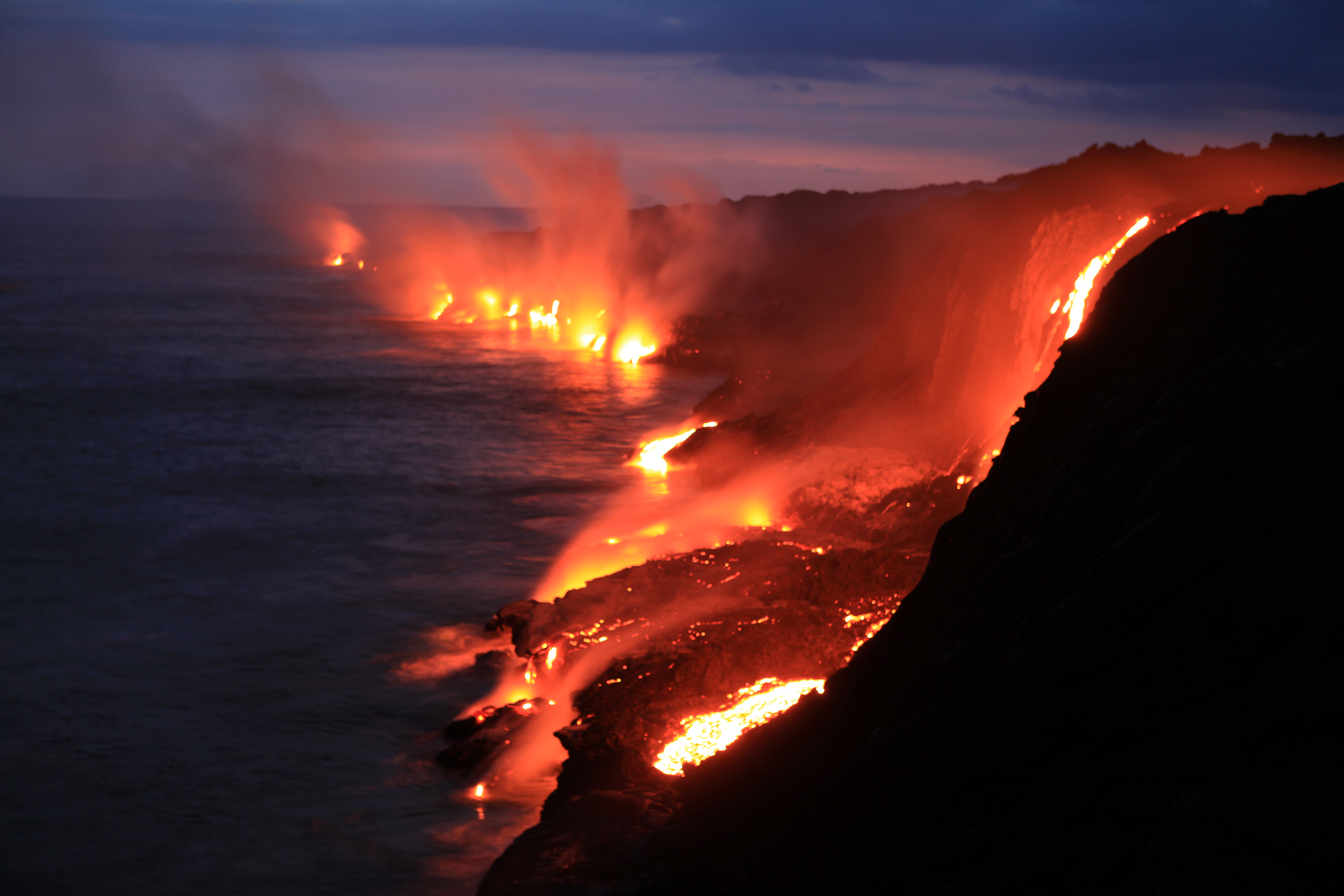 380638 Hintergrundbild herunterladen erde/natur, vulkan, küste, lava, nacht, rauch, vulkane - Bildschirmschoner und Bilder kostenlos