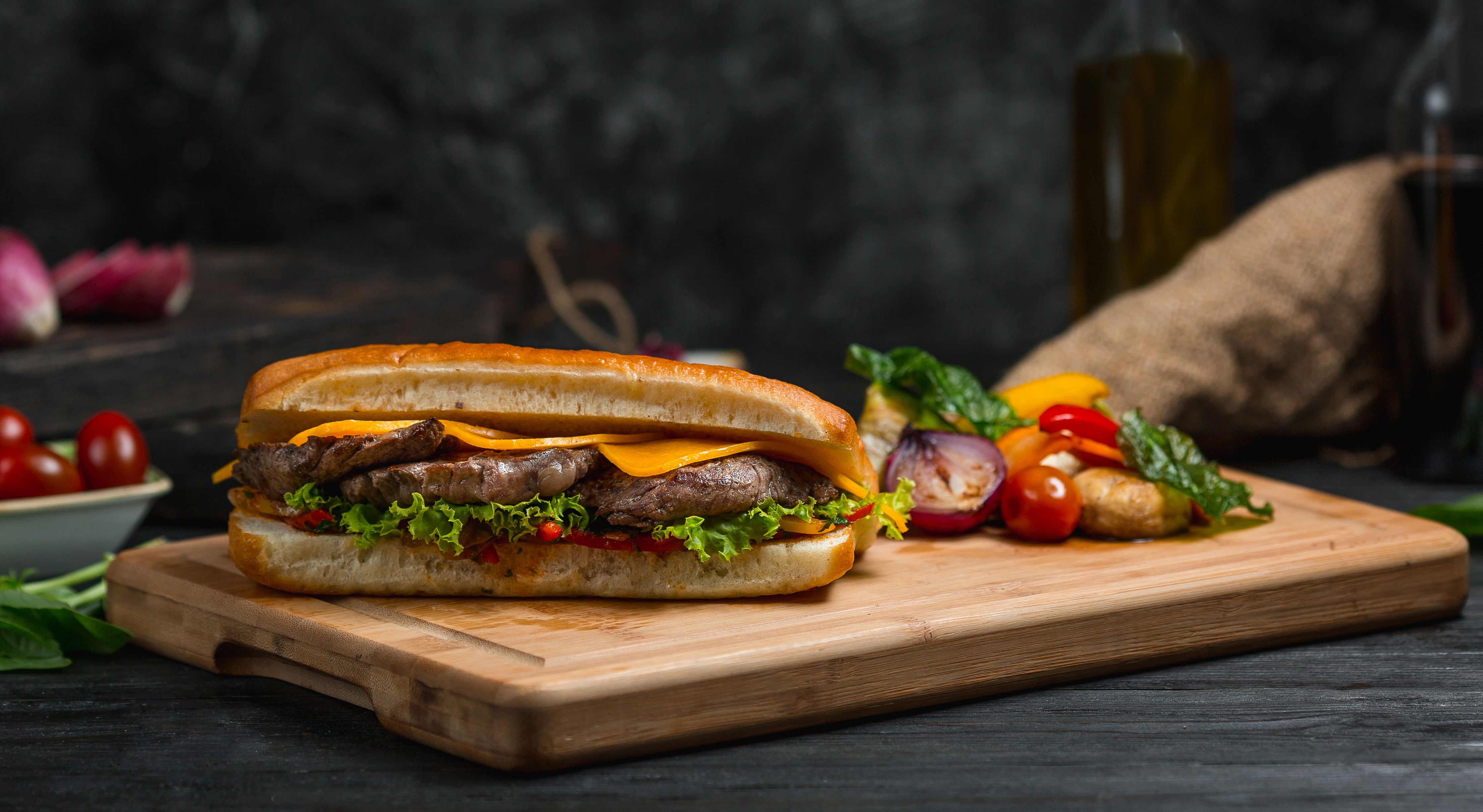 Мясо хлеб екатерининская ул. Сэндвич. Сэндвич на гриле. Сэндвич с мясом. Сэндвич на темном фоне.
