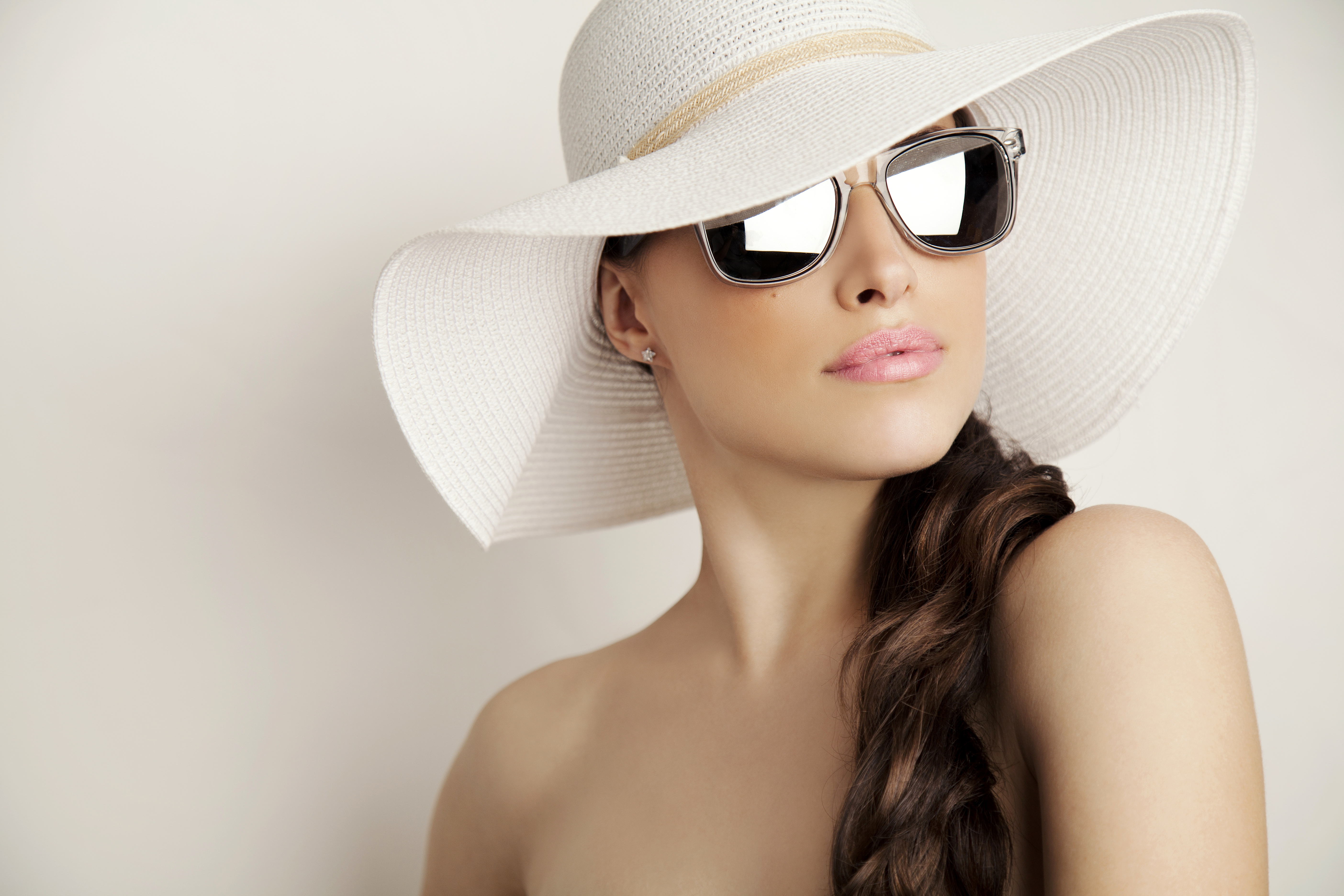 фото женщины в очках и шляпе