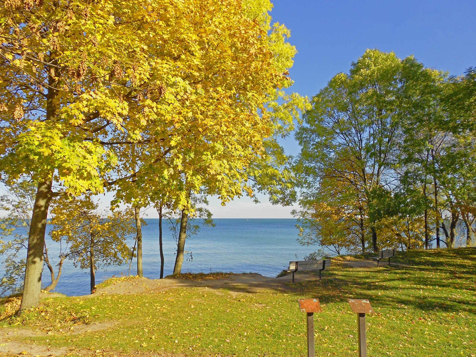131659 завантажити шпалери осінь, пейзаж, природа, поляна, лавки, лавочки, канадський берег, канадське узбережжя - заставки і картинки безкоштовно
