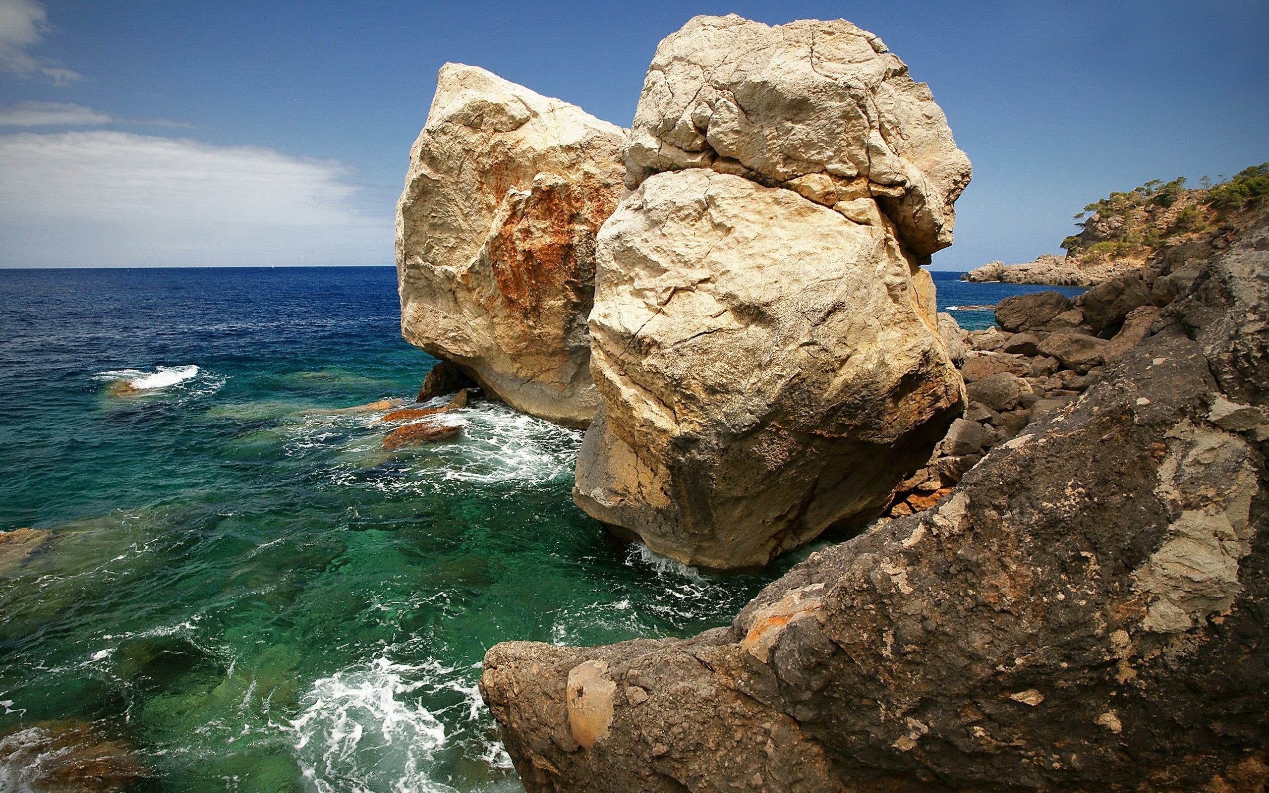Море с камнем
