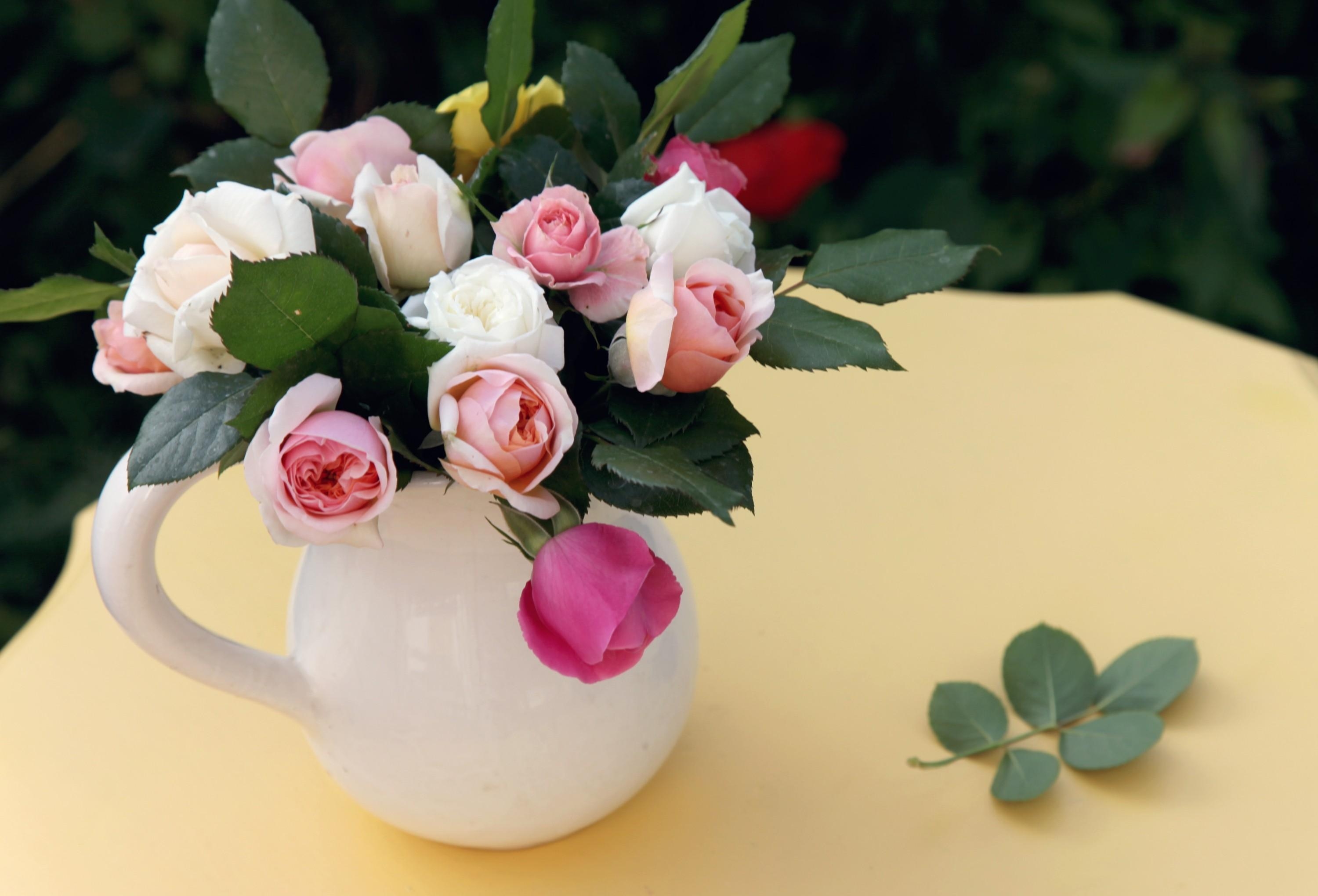 table, flowers, roses, bouquet, jug QHD