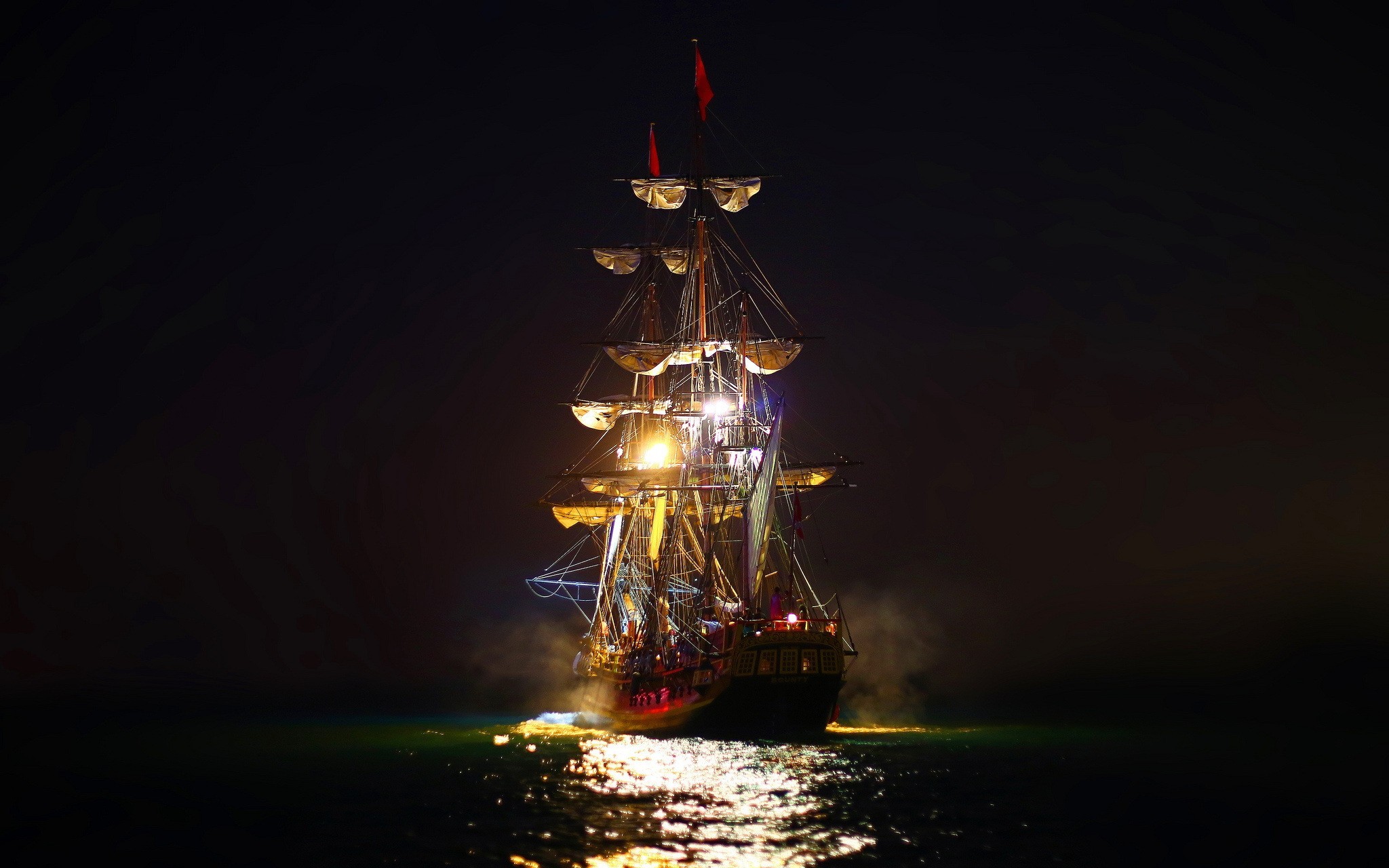 Живой фрегат. Летучий голландец огни Святого Эльма. Огни Святого Эльма на корабле. Огни Святого Эльма на мачтах корабля. Пиратский корабль ночью.