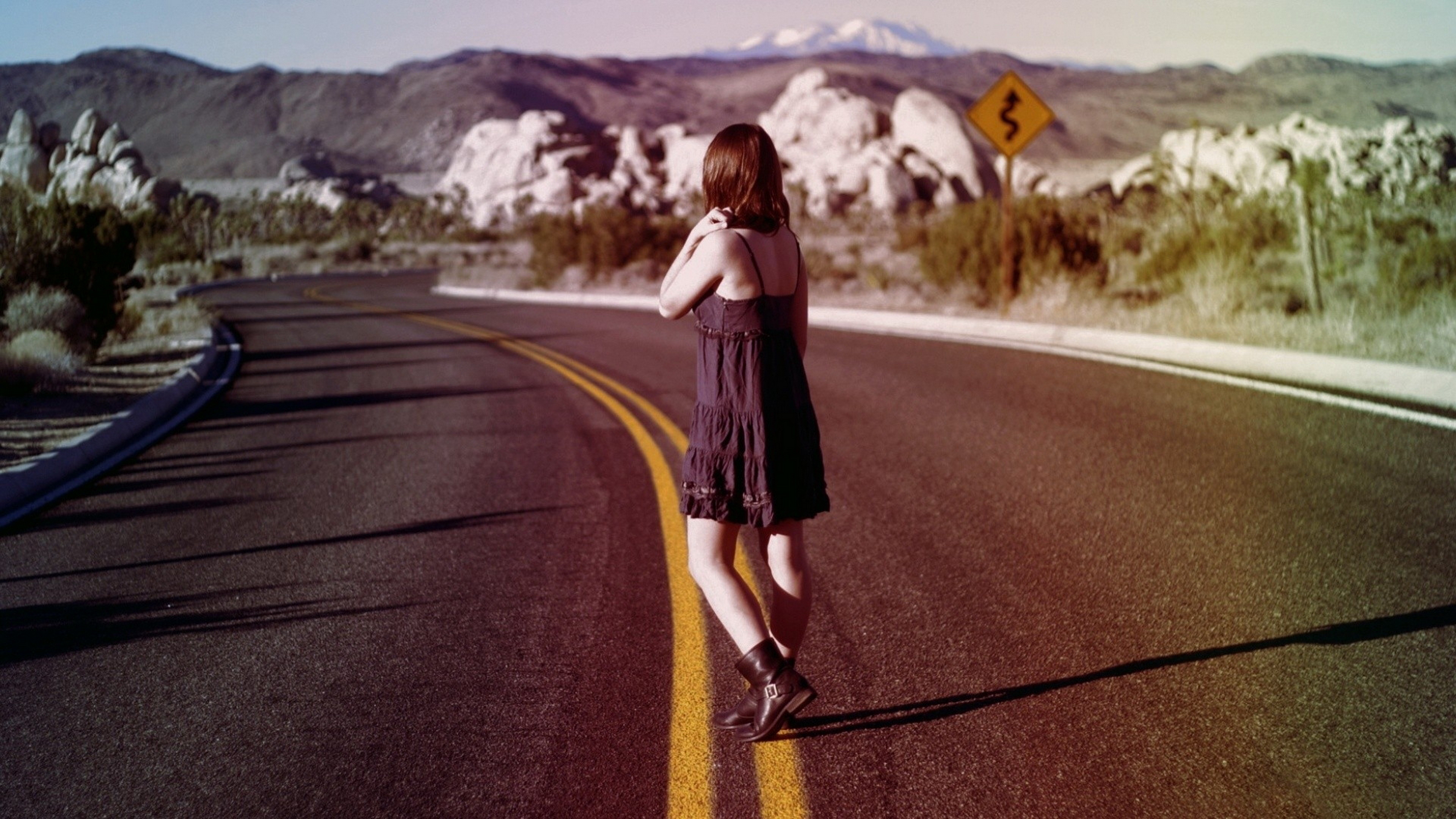 У самого края дороги. Фотосессия на дороге. Девушка на дороге. Девушка идет по дороге. Девочка идет по дороге.