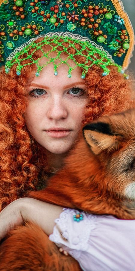 Fox women. Рыжая кудрявая актриса Россия. Женщина-лиса. Рыжая девочка модель лисица. Лиса веснушка.