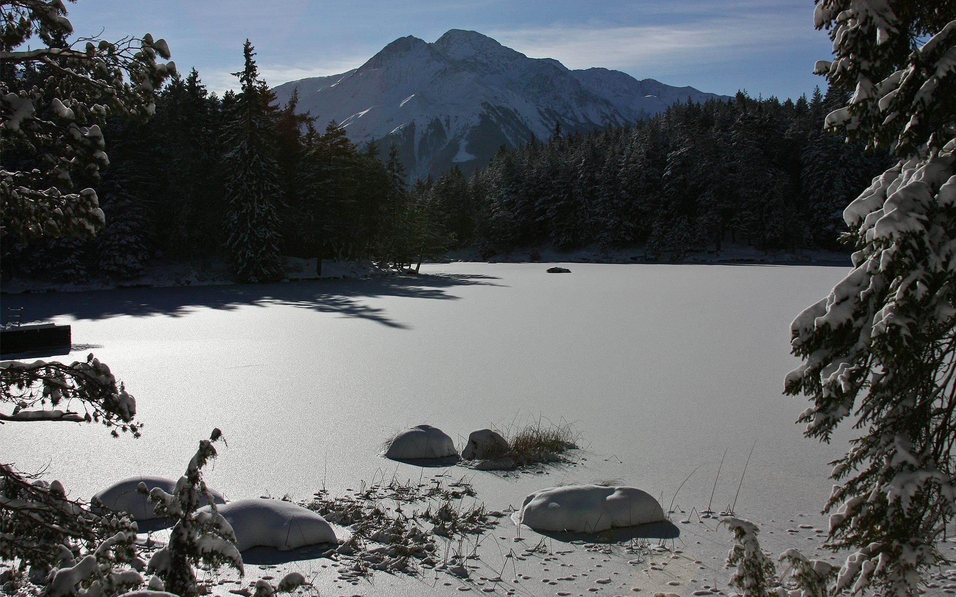 Cold lake. Зима горы вода. Картинки на рабочий стол рыбалка. Обои на рабочий стол природа лед. Горы река снега пейзаж фото.