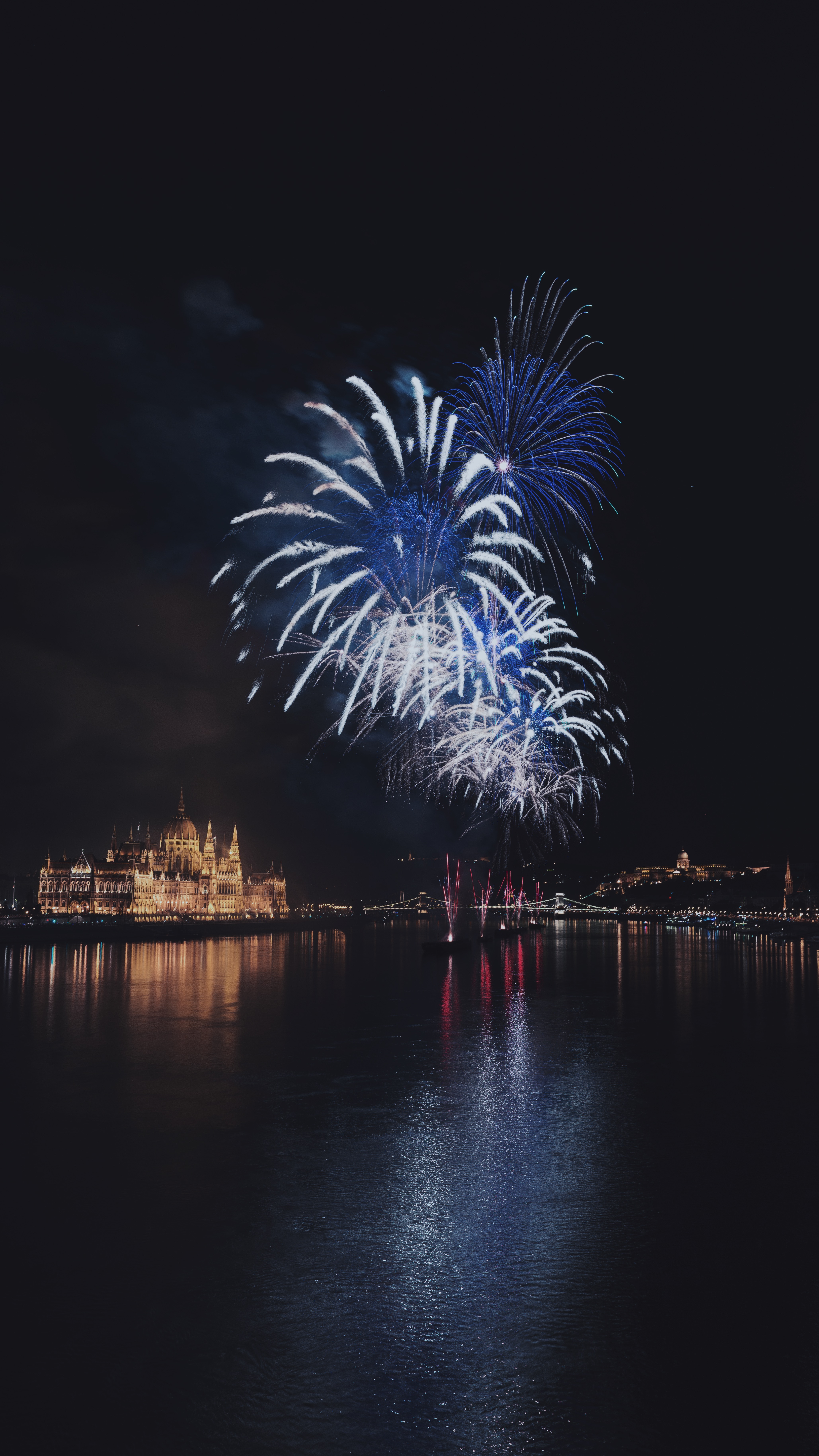 Laden Sie das Salute, Night City, Nächtliche Stadt, Ungarn, Budapest, Feier, Feiertage-Bild kostenlos auf Ihren PC-Desktop herunter